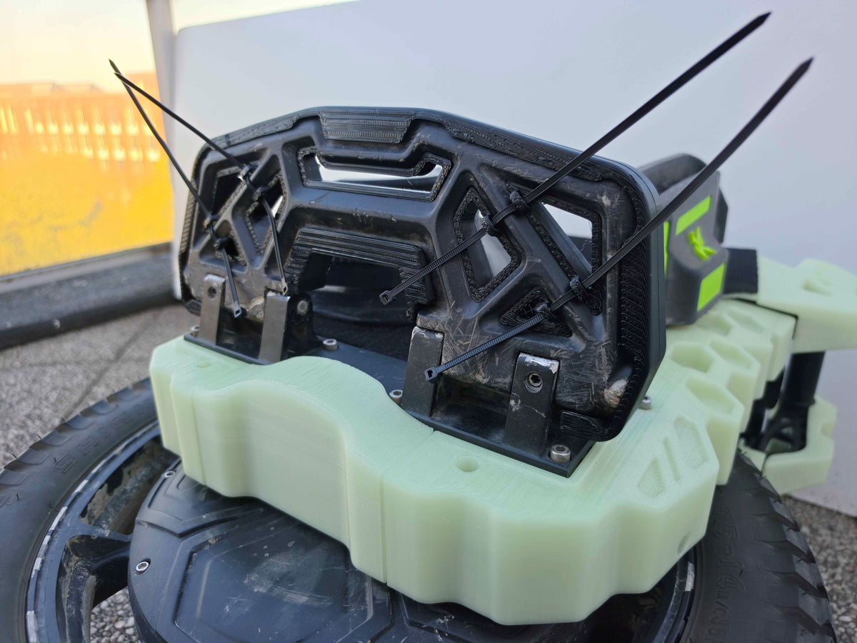 Essai de montage : la pédale N-Grip imprimée en noir, maintenue par des colliers sur la roue.