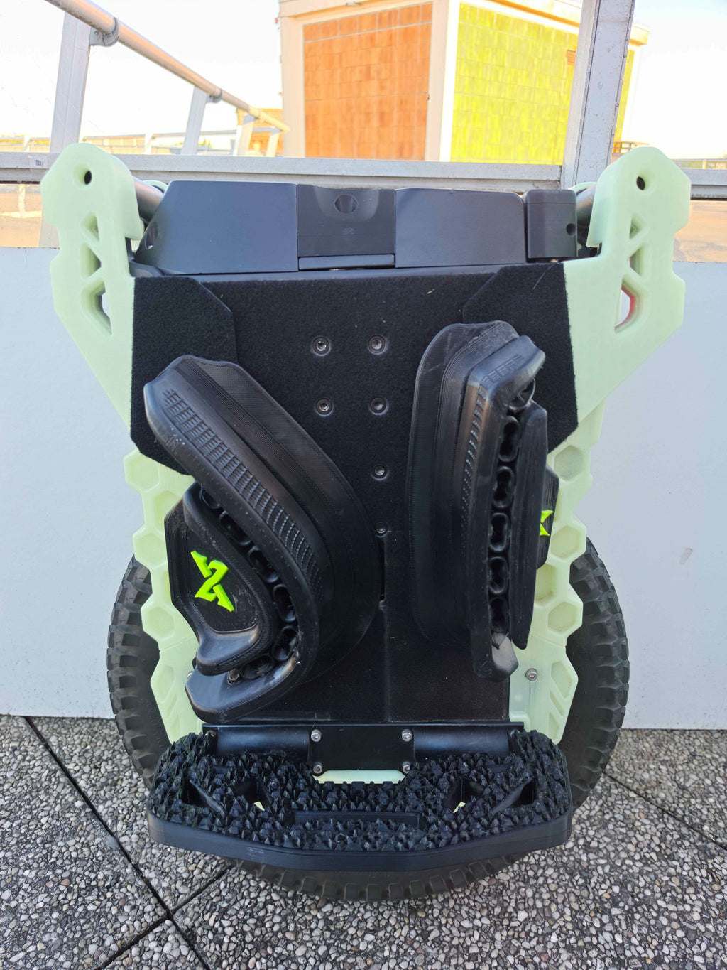 Gyroroue vue de face : power pads IXEZED noirs à logo vert et pédale N-Grip texturée.