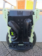 Gyroroue vue de face : power pads IXEZED noirs à logo vert et pédale N-Grip texturée.