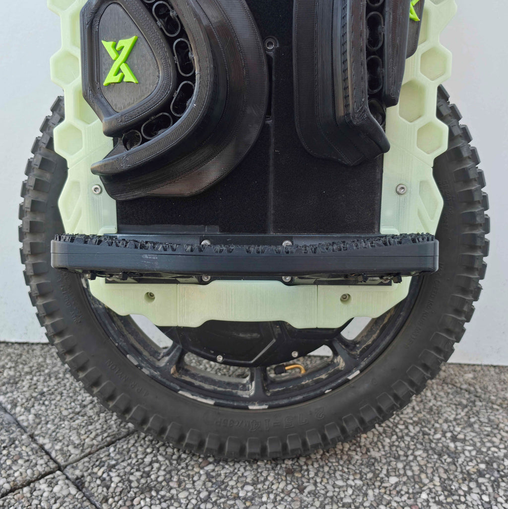Pédale N-Grip déployée sur toute la largeur de la roue, vue de face au-dessus du pneu cranté.