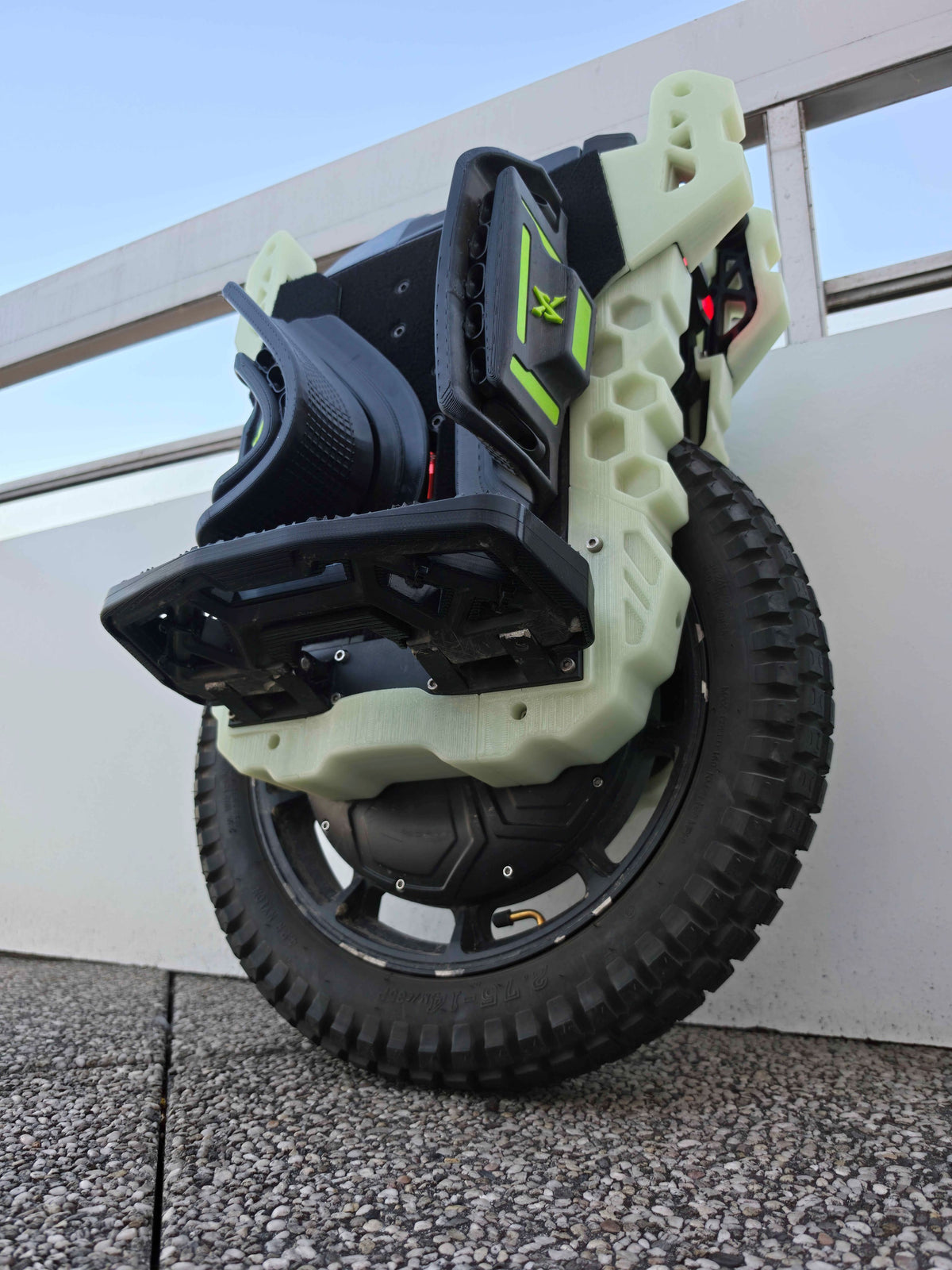 Gyroroue équipée des pédales N-Grip IXEZED et de protections imprimées en 3D, vue de côté.